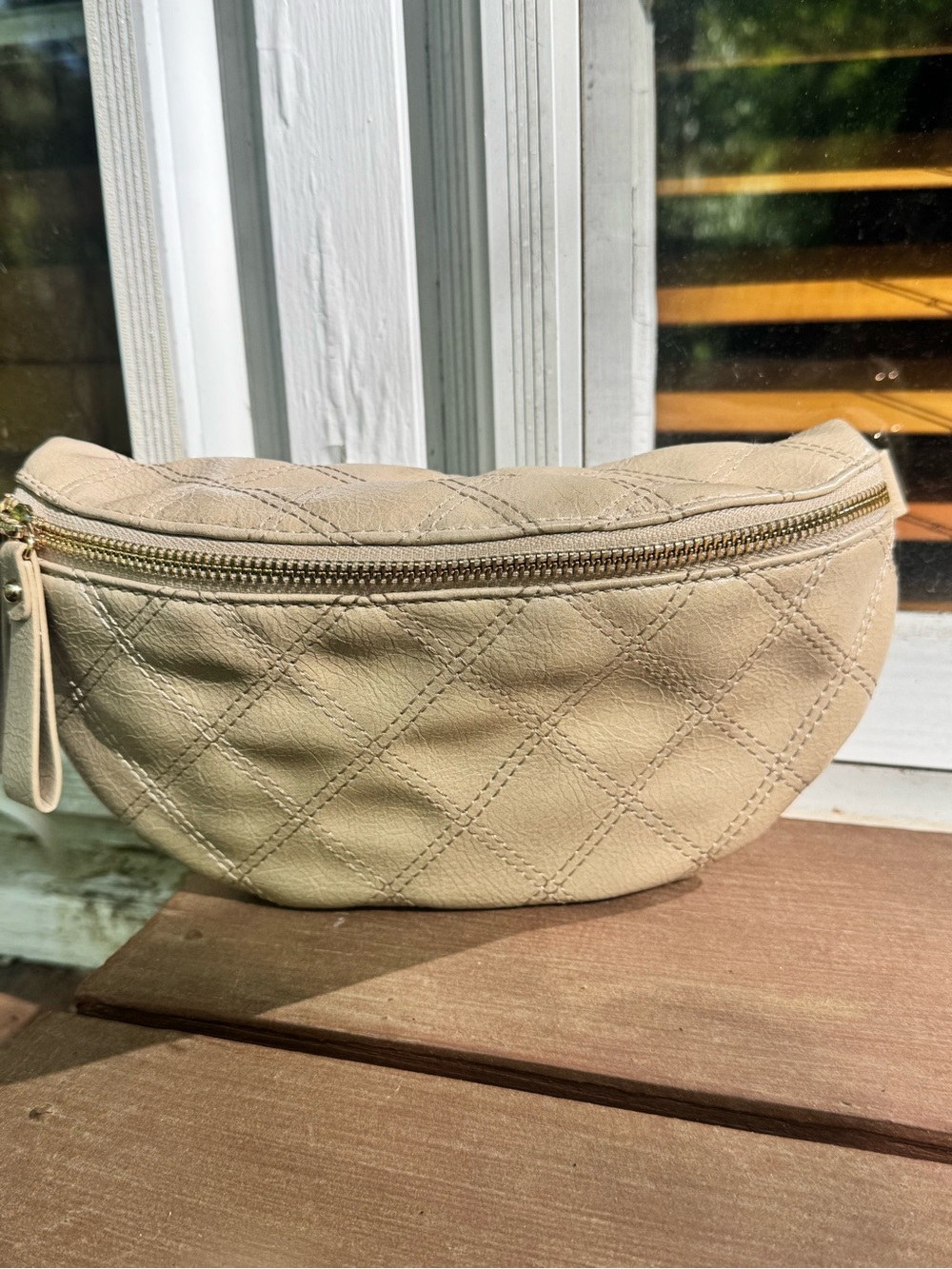 Taupe Quilted Vegan Leather Crossbody Pouch – EUC (Strap Flaw Noted)